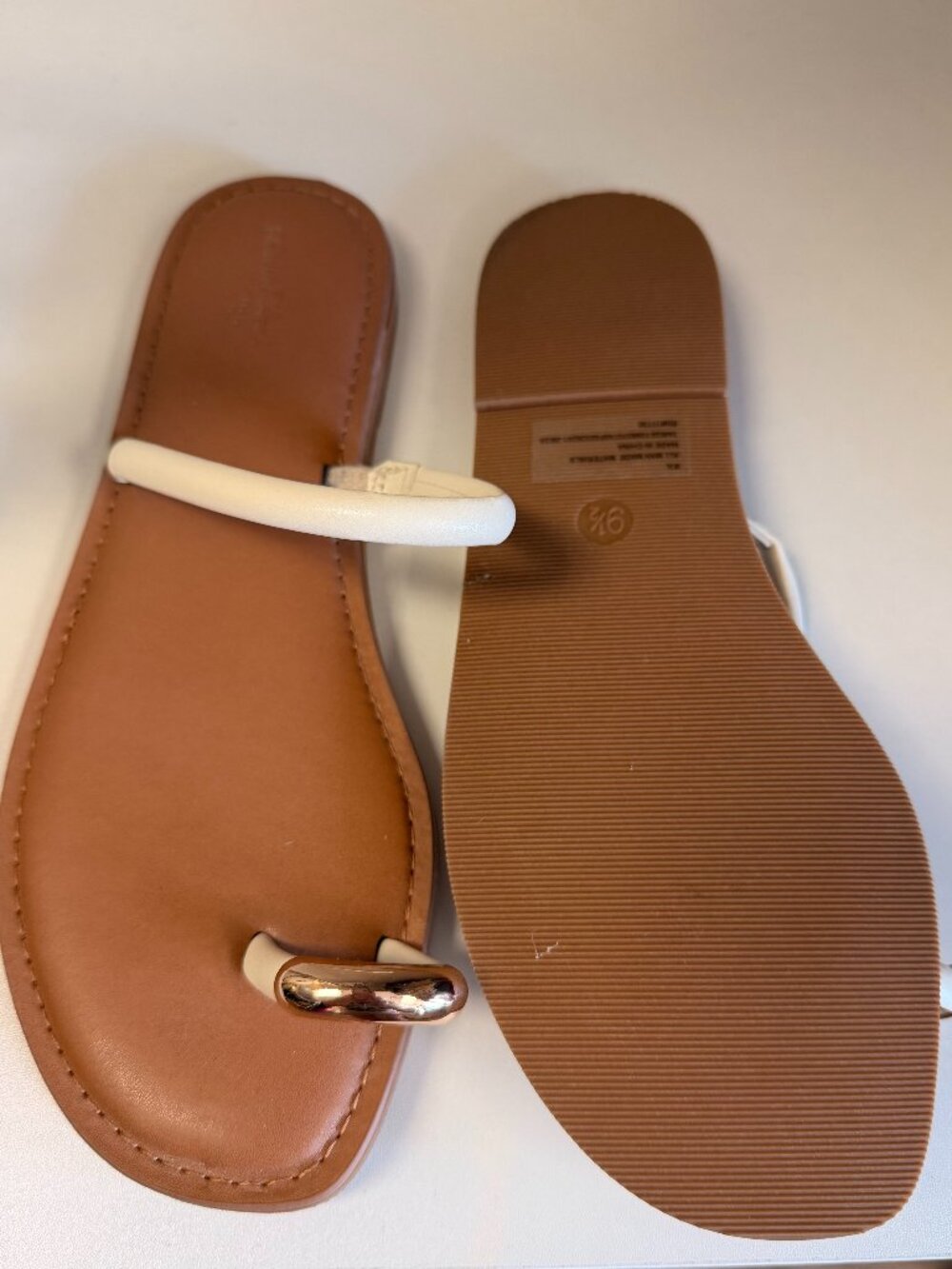 Universal Thread SIZE 9 1/2 Gold Toe Detail Sandals - Picture 2 of 2